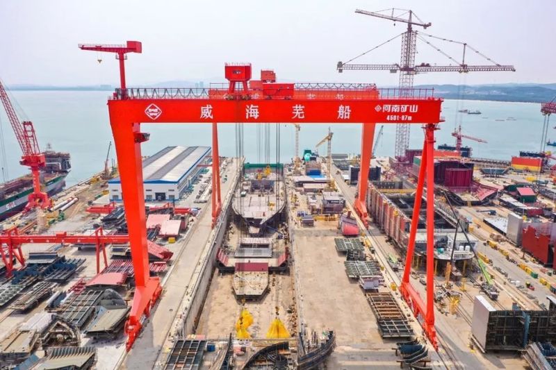 空中“鋼鐵俠”｜“礦源”智造450t超大跨度造船門(mén)機(jī)